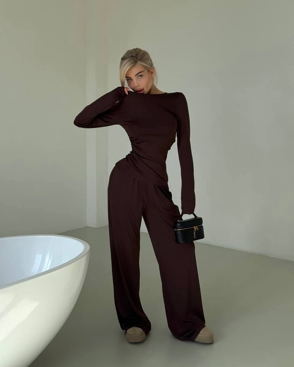 Stylish spring suit in black and chocolate