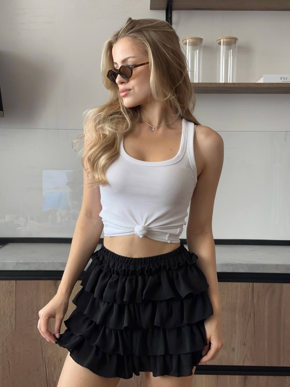 Șorturi elegante cu volane, negre și crem