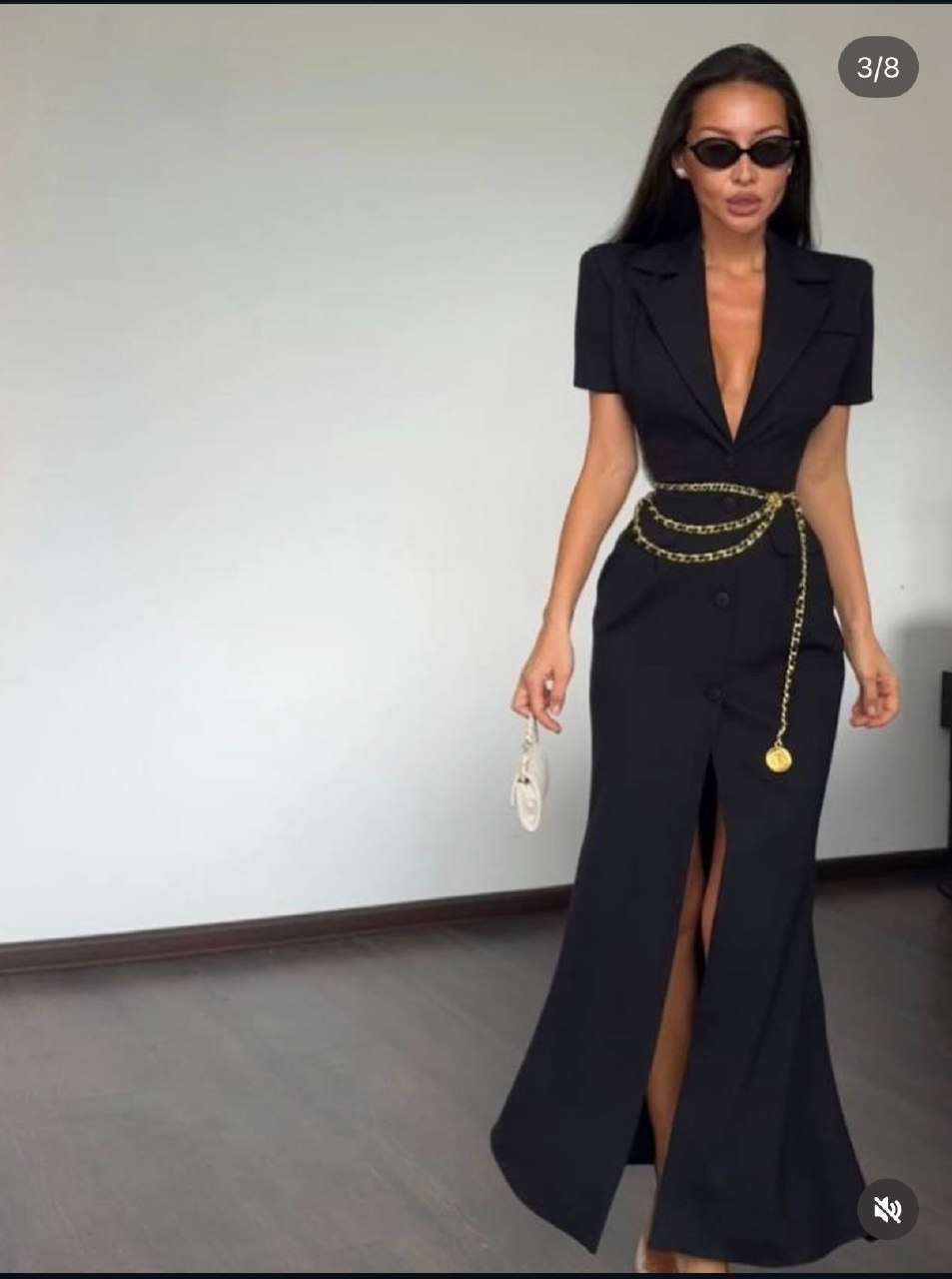 Schwarzes und blaues Kleid aus tailliertem Stoff